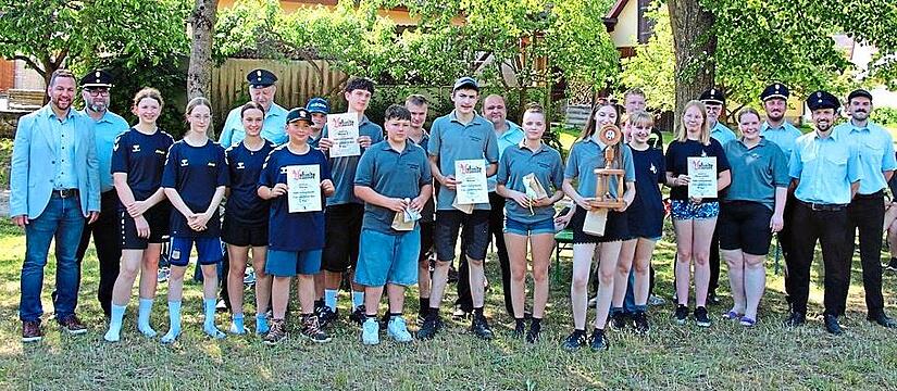 Gruppenbild mit den Siegern und Teilnehmenden des Gaudimarschs. Franz Böhmer Gruppenbild mit den Siegern und Teilnehmenden des Gaudimarschs. Franz Böhmer