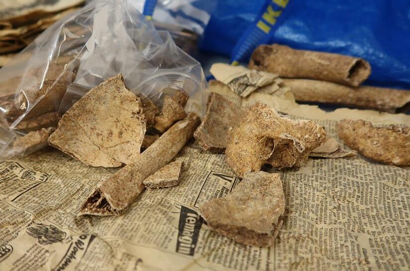 Rund 1500 Jahre alte Knochen eines Menschen aus einer Grabung von 1965 wurden in zeitgenössischem Zeitungspapier eingewickelt in einer großen blauen Ikea-Tasche an die Fuldaer Stadt- und Kreisarchäologin Milena Wingenfeld überreicht.
