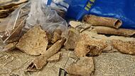 Rund 1500 Jahre alte Knochen eines Menschen aus einer Grabung von 1965 wurden in zeitgenössischem Zeitungspapier eingewickelt in einer großen blauen Ikea-Tasche an die Fuldaer Stadt- und Kreisarchäologin Milena Wingenfeld überreicht.