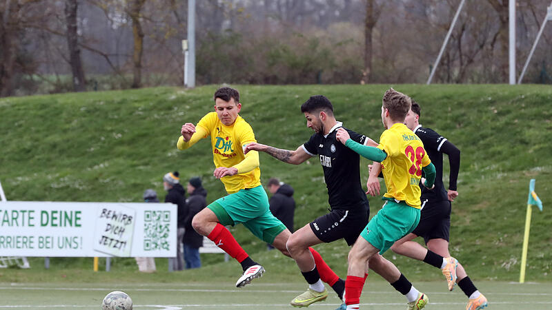 Die Bamberger Max Pfister (links) und Simon Heumann (rechts) können den Ebersdorfer Sertan Sener nur mit einem Foul stoppen. Die Bamberger Max Pfister (links) und Simon Heumann (rechts) können den Ebersdorfer Sertan Sener nur mit einem Foul stoppen.