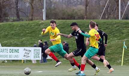 Die Bamberger Max Pfister (links) und Simon Heumann (rechts) k&ouml;nnen den Ebersdorfer Sertan Sener nur mit einem Foul stoppen.