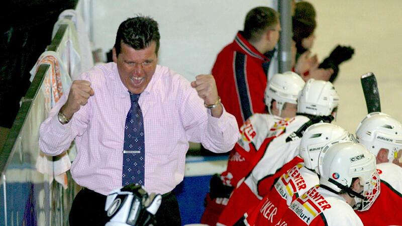Zwei geballte F&auml;uste, der Jubelschrei auf den Lippen: Trainer Stefan Kagerer (links) machte aus dem Kellerkind ERC Ha&szlig;furt eine Spitzenmannschaft in der Eishockey-Oberliga. Erst in einem denkw&uuml;rdigen Halbfinale gegen die Dresdner Eisl&ouml;wen war f&uuml;r ...