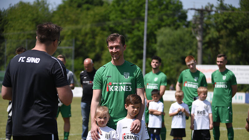 en zweiten Abstieg in Folge musste der FC Sand hinnehmen und als Tabellenvorletzter den Gang in die Bezirksliga antreten. Angesichts des wenig konkurrenzfähigen Kaders kam das aber nicht überraschend. Nach dem letzten Heimspiel bedankte sich der einstige Bayernligist beim scheidenden Spielertrainer Maximilian Zang, der dem Verein in einer nicht einfachen Situation stets die Treue hielt. Erst als spielender Co-Trainer, dann als Nachfolger von Chefcoach Daniel Rinbergas.Ryan Evans