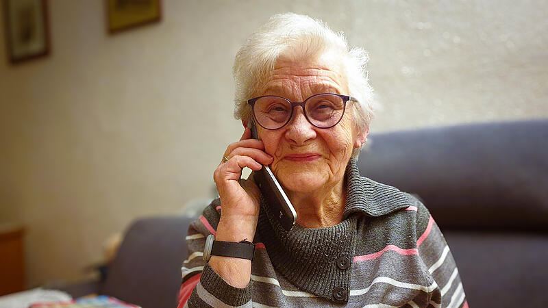 Anny Kohlmann freut sich über den Anruf ihrer Telefonpatin.