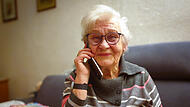 Anny Kohlmann freut sich über den Anruf ihrer Telefonpatin.