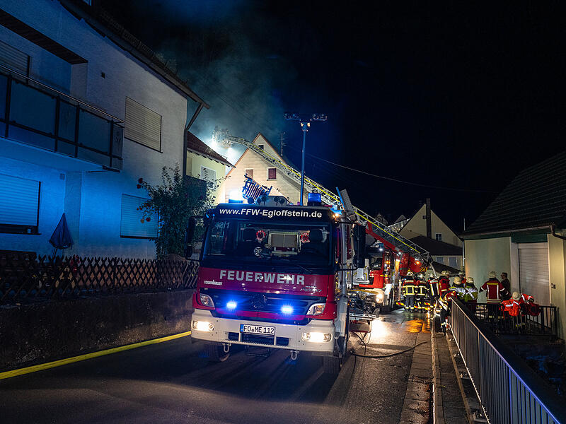 Nächtlicher Einsatz für die Feuerwehr: Scheune steht in VollbrandFeuerwehreinsatz in Egloffstein mit 130 Feuerwehrleuten