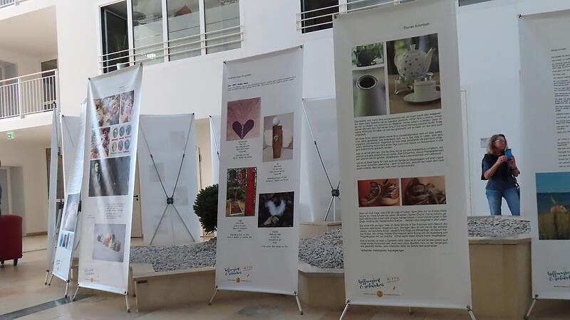 16 Aufsteller mit Gedanken, &Auml;ngsten, Bildern, Hoffnungen und mutmachenden Erlebnissen &ndash; die Ausstellung hei&szlig;t zu Recht &bdquo;Hoffnungsvoll & Seelenschwer&ldquo;.