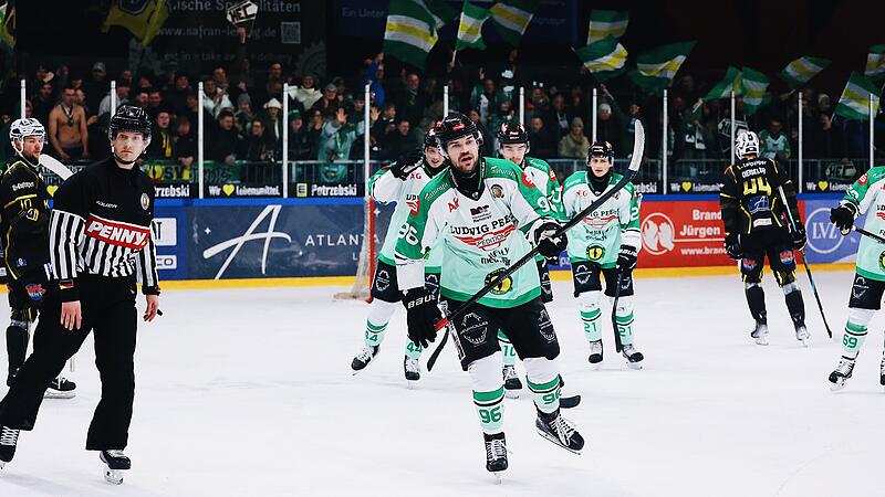 Mit den Fans im R&uuml;cken: Spiel 1 der Achtelfinalserie gegen die Icefighters haben die Alligators in Leipzig verloren. F&uuml;r die zweite Begegnung am Dienstag zuhause in der Gr&uuml;nen H&ouml;lle hofft der H&ouml;chstadter EC wieder auf viel Unterst&uuml;tzung von den R&auml;ngen.