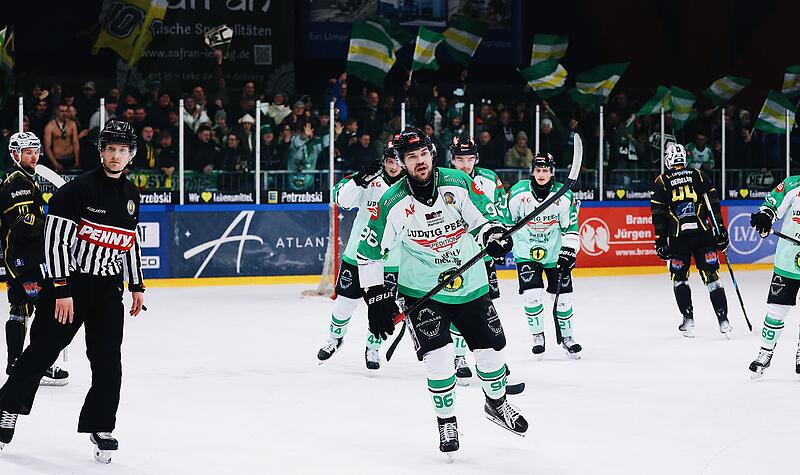 Mit den Fans im Rücken: Spiel 1 der Achtelfinalserie gegen die Icefighters haben die Alligators in Leipzig verloren. Für die zweite Begegnung am Dienstag zuhause in der Grünen Hölle hofft der Höchstadter EC wieder auf viel Unterstützung von den Rängen. Mit den Fans im Rücken: Spiel 1 der Achtelfinalserie gegen die Icefighters haben die Alligators in Leipzig verloren. Für die zweite Begegnung am Dienstag zuhause in der Grünen Hölle hofft der Höchstadter EC wieder auf viel Unterstützung von den Rängen.