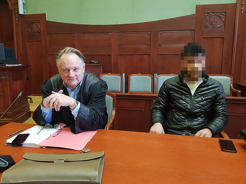 Rechtsanwalt Frank Stübinger mit dem Angeklagten.