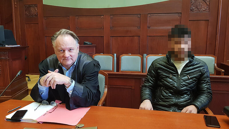 Rechtsanwalt Frank St&uuml;binger mit dem Angeklagten.