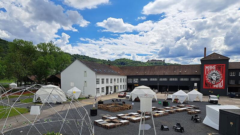 Designtage 2024: Die Vorbereitungen sind in den letzten Z&uuml;gen. Ein Blick auf das Gel&auml;nde. Auch in diesem Jahr gibt es wieder ein Wasserspiel.