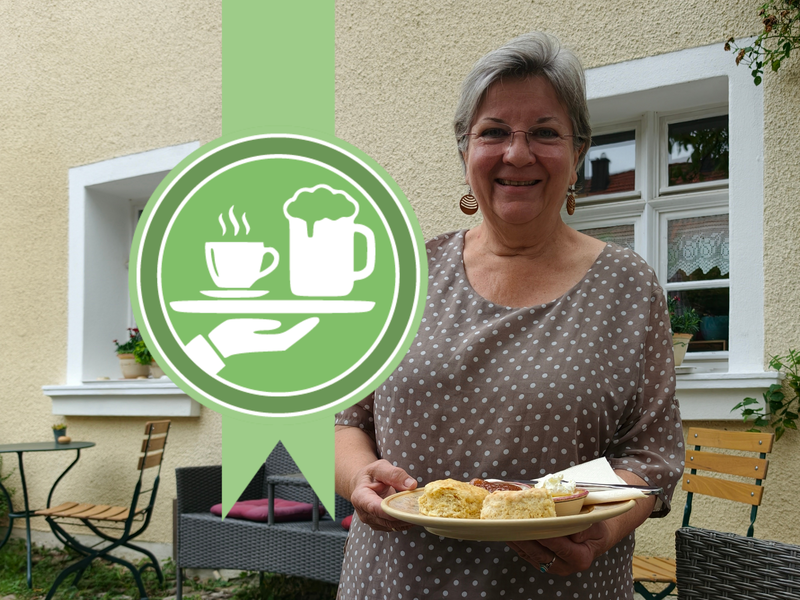 Ulrike Kunzmann bietet in ihrem Caf&eacute; neben Torten auch Brotzeit und Scones an.Forchheim & Fr&auml;nkische Schweiz