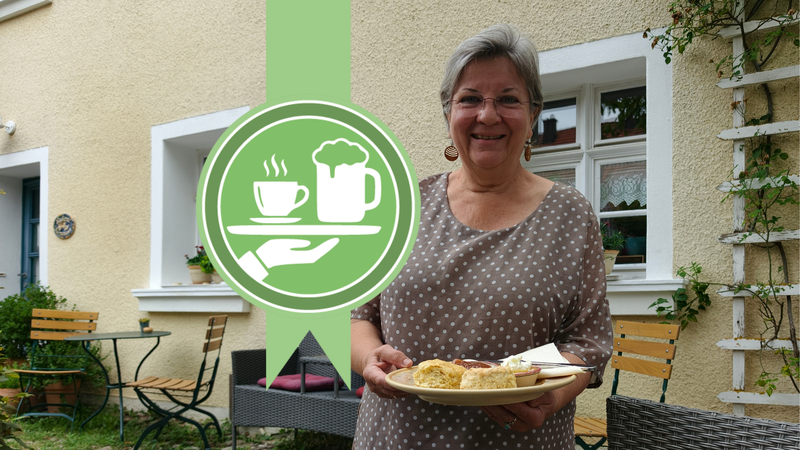 Ulrike Kunzmann bietet in ihrem Caf&eacute; neben Torten auch Brotzeit und Scones an.Forchheim & Fr&auml;nkische Schweiz