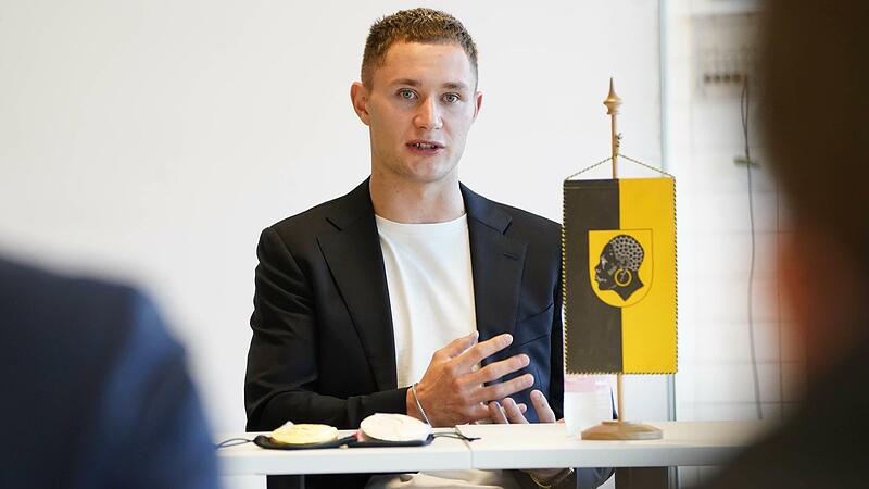 Felix Streng brachte seine Gold- und Silbermedaille mit in die Vestestadt. Er trug sich in das Goldene Buch der Stadt Coburg ein. Felix Streng brachte seine Gold- und Silbermedaille mit in die Vestestadt. Er trug sich in das Goldene Buch der Stadt Coburg ein.