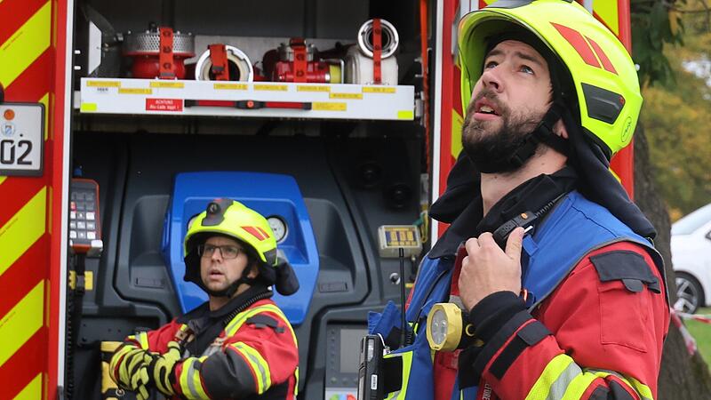 Philipp Seling von der Feuerwehr D&ouml;rfles erkundet die Lage.