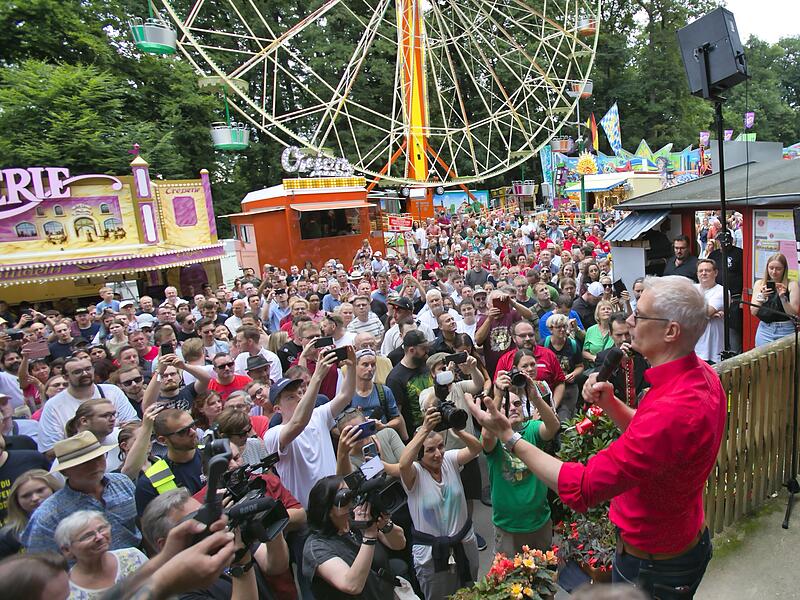 Annafest 2025 AnstichForchheim & Fränkische Schweiz Endlich wieder Annafest: Oberbürgermeister Uwe Kirschstein (SPD) eröffnet am Freitagabend das Fest offiziell mit dem traditionellen Anstich.