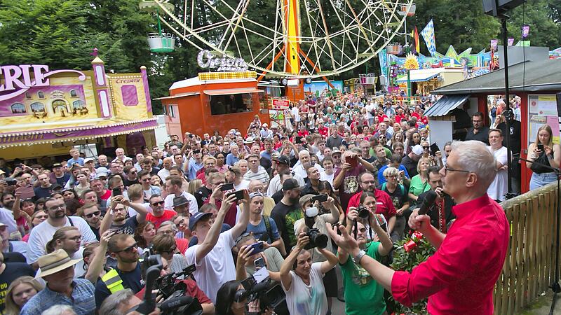 Endlich wieder Annafest: Oberb&uuml;rgermeister Uwe Kirschstein (SPD) er&ouml;ffnet am Freitagabend das Fest offiziell mit dem traditionellen Anstich.