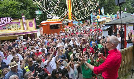 Endlich wieder Annafest: Oberb&uuml;rgermeister Uwe Kirschstein (SPD) er&ouml;ffnet am Freitagabend das Fest offiziell mit dem traditionellen Anstich.