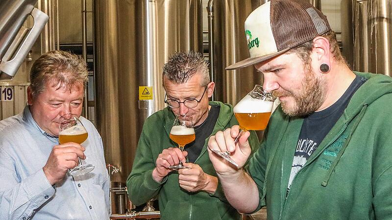 Roland und Oswald Kundm&uuml;ller probieren mit Braumeister Michael Popp den Maibock.