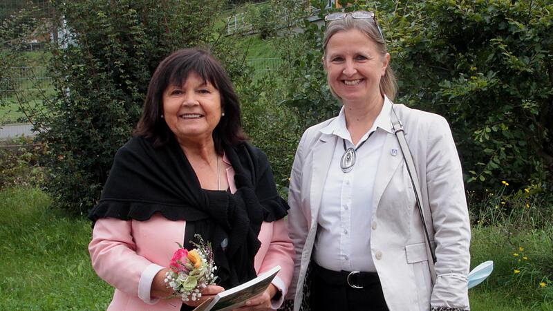 Erste Bürgermeisterin Ruth Frank (rechts) bei der Verleihung des Ehrentitels „Altbürgermeisterin“ an ihre Vorgängerin Gertrud Bühl Erste Bürgermeisterin Ruth Frank (rechts) bei der Verleihung des Ehrentitels „Altbürgermeisterin“ an ihre Vorgängerin Gertrud Bühl