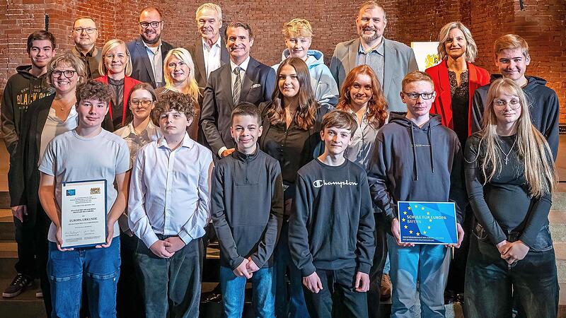 Europaminister Eric Beißwenger verlieh in der Allerheiligen-Hofkirche die Europaurkunde.