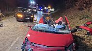 Unfall mit drei Fahrzeugen: Feuerwehr muss mehrere Personen aus Autos retten
