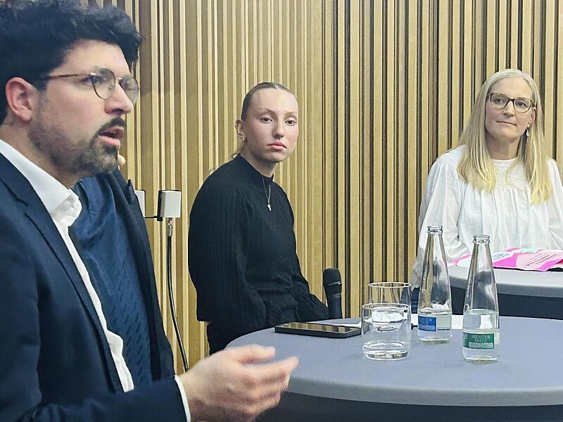 Für strengere Regeln in sozialen Medien sprach sich die 16-jährige Amelie (Mitte) bei einer Podiumsdiskussion im Rahmen der Herzogenauracher Universitätstage aus. Mit auf dem Podium saßen Professor Adrian Meier-Ernst und Lehrerin Jennifer Schall. ... Für strengere Regeln in sozialen Medien sprach sich die 16-jährige Amelie (Mitte) bei einer Podiumsdiskussion im Rahmen der Herzogenauracher Universitätstage aus. Mit auf dem Podium saßen Professor Adrian Meier-Ernst und Lehrerin Jennifer Schall. ...