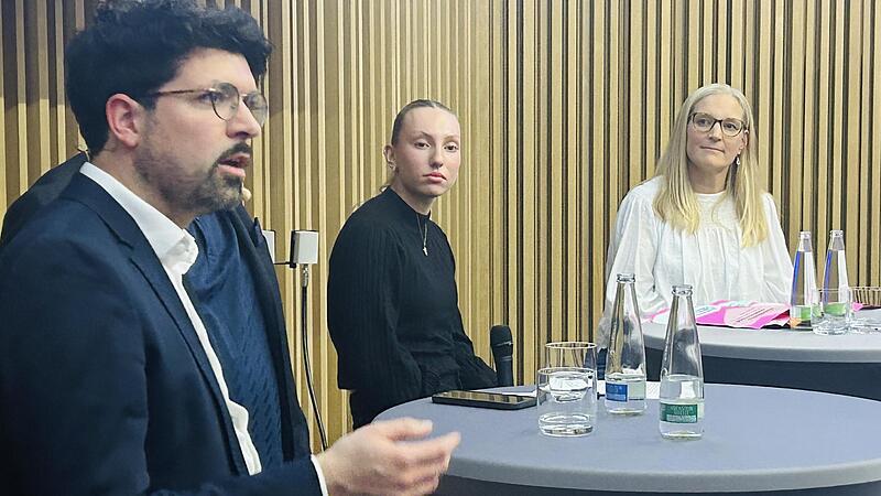F&uuml;r strengere Regeln in sozialen Medien sprach sich die 16-j&auml;hrige Amelie (Mitte) bei einer Podiumsdiskussion im Rahmen der Herzogenauracher Universit&auml;tstage aus. Mit auf dem Podium sa&szlig;en Professor Adrian Meier-Ernst und Lehrerin Jennifer Schall. ...