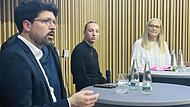 Für strengere Regeln in sozialen Medien sprach sich die 16-jährige Amelie (Mitte) bei einer Podiumsdiskussion im Rahmen der Herzogenauracher Universitätstage aus. Mit auf dem Podium saßen Professor Adrian Meier-Ernst und Lehrerin Jennifer Schall. ... Für strengere Regeln in sozialen Medien sprach sich die 16-jährige Amelie (Mitte) bei einer Podiumsdiskussion im Rahmen der Herzogenauracher Universitätstage aus. Mit auf dem Podium saßen Professor Adrian Meier-Ernst und Lehrerin Jennifer Schall. ...