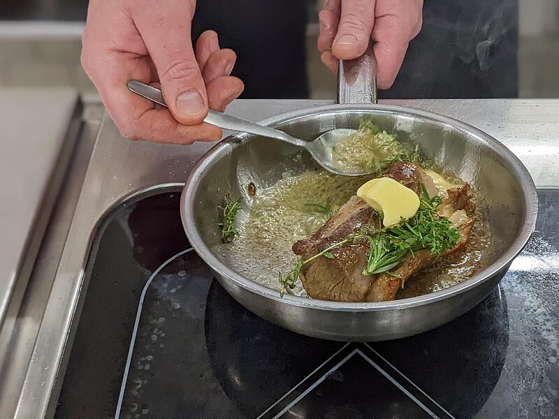 Zum Ende wird die Butter über das Fleisch gegeben.Ein bisschen Sterneküche für zu Hause Zum Ende wird die Butter über das Fleisch gegeben.
