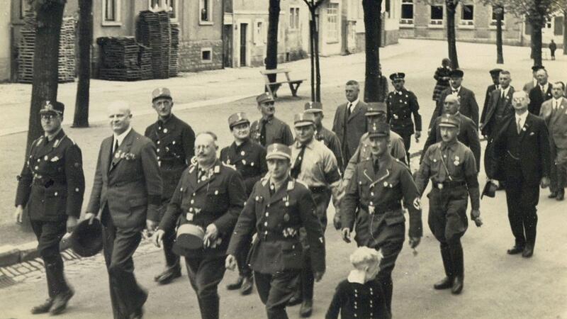 Aufmarsch von Nazis in Kitzingen w&auml;hrend des Dritten Reichs.