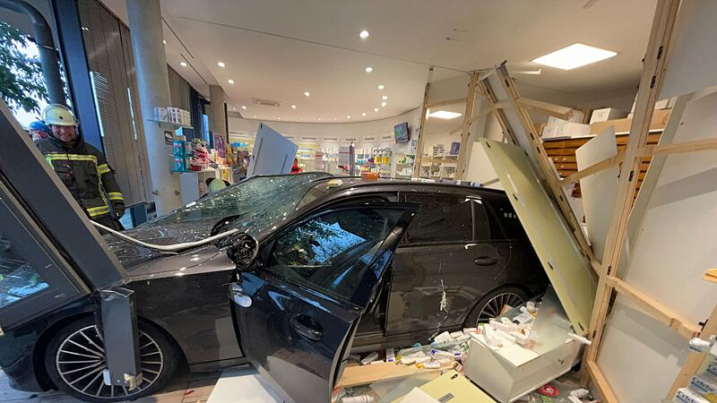 Frau fährt in Apotheke