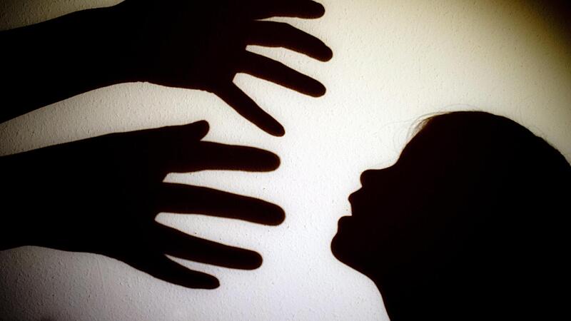 Weil er verbotenes pornografisches Material auf seinem Handy hatte, wurde ein 55-J&auml;hriger verurteilt.