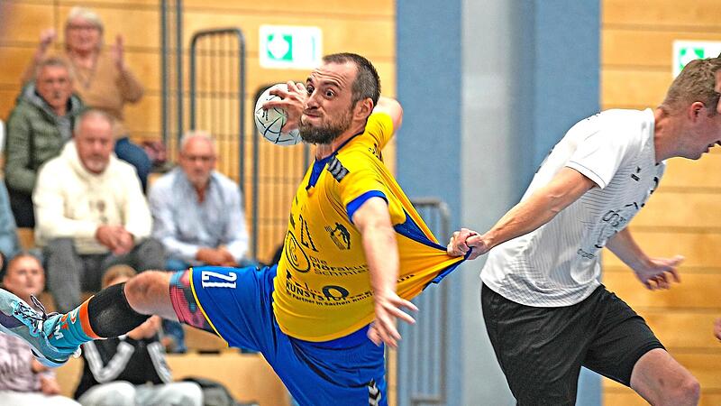 Zu selten schafften die Kunstadter Angreifer, wie Marco Scholz in dieser Szene, sich aus den F&auml;ngen der Gefreeser Abwehrspieler zu befreien. Matthias Schneider