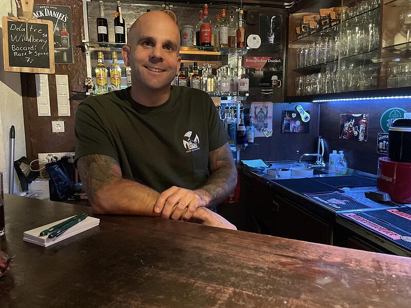 Das Altbayern ist seit Generationen von seiner Familie geführt worden. Seitdem es vor einem Jahr wiedereröffnet wurde, steht Thomas Adler als Betreiber hinterm Tresen des Adler's Altbayern in Herzogenaurach.