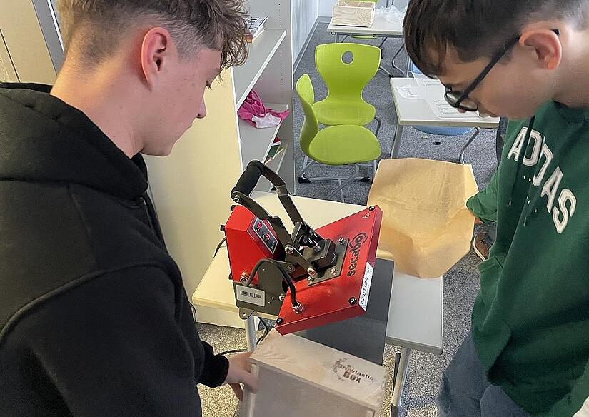 Zwei Sch&uuml;ler bei ihrer Arbeit an der Box.