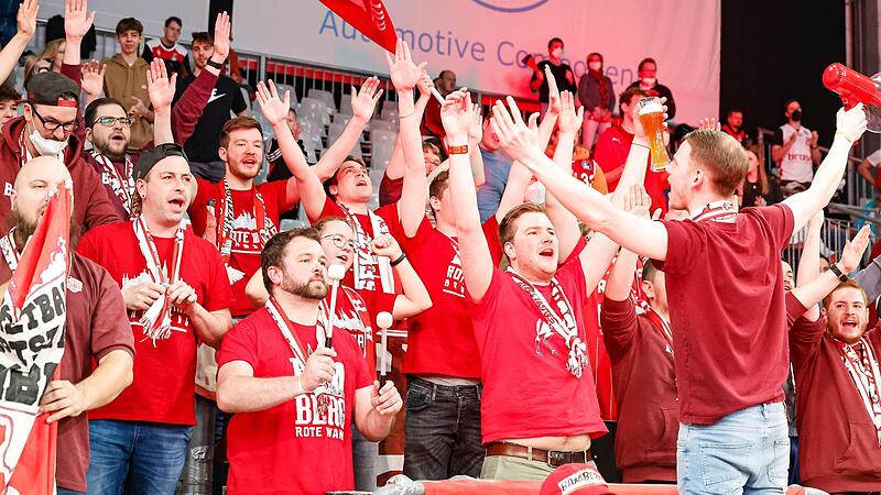 Lukas Winkler (rechts), Chefanweiser bei der „Sektion Südblock“, ist „sehr optimistisch“, dass Brose Bamberg die Play-offs erreicht. Lukas Winkler (rechts), Chefanweiser bei der „Sektion Südblock“, ist „sehr optimistisch“, dass Brose Bamberg die Play-offs erreicht.