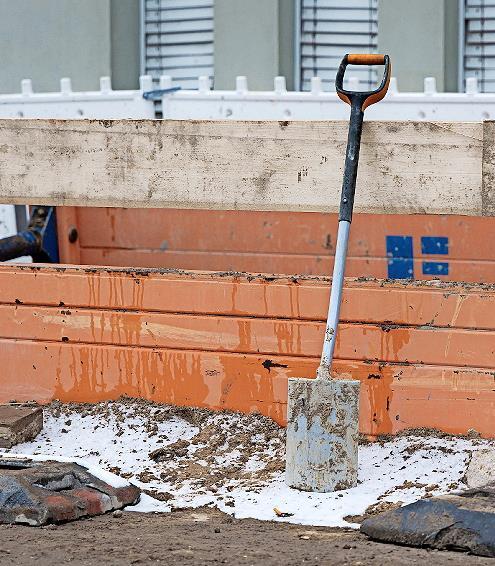 Wenn der Bau Winterpause macht: F&uuml;r Bauarbeiter im Landkreis Bad Kissingen laufen Job und Lohn weiter &ndash; auch wenn Baustellen bei Schnee und Frost lahmliegen. Denn sie k&ouml;nnen Saison-Kurzarbeitergeld bekommen.