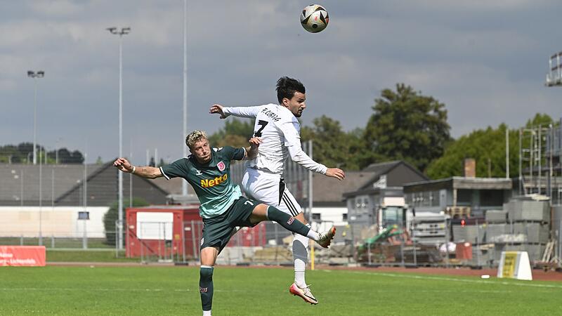 Das Hinspiel zwischen dem FC Coburg um Aykut Civelek (wei&szlig;es Trikot) und Jahn Regensburg mit Fabian Ziegler war ein Spektakel. Nach 90 Minuten hie&szlig; es 3:3.