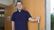 Daniel Hartmann hält die Tür seiner Heimatpfarrei St. Otto in Herzogenaurach für Besucher offen. Daniel Hartmann hält die Tür seiner Heimatpfarrei St. Otto in Herzogenaurach für Besucher offen.