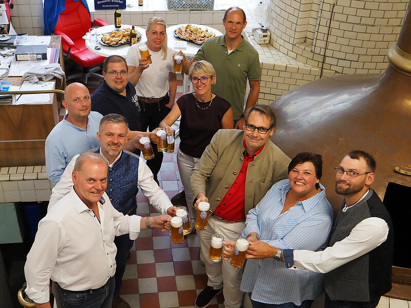 Der Stadtsteinacher Stadtrat überzeugte sich bei einer Verkostung von der Qualität des Festbieres. Mit dabei die Bürgermeister Roland Wolfrum (Dritter von rechts) und Manuel Steinl (links daneben), Tourismus-Beauftragter Jörg Geyer (hinten links), sowie die Brauer Familie (vorne,von rechts) Mario Schübel, Andrea Schübel -Münch und (links) Jürgen Münch. Der Stadtsteinacher Stadtrat überzeugte sich bei einer Verkostung von der Qualität des Festbieres. Mit dabei die Bürgermeister Roland Wolfrum (Dritter von rechts) und Manuel Steinl (links daneben), Tourismus-Beauftragter Jörg Geyer (hinten links), sowie die Brauer Familie (vorne,von rechts) Mario Schübel, Andrea Schübel -Münch und (links) Jürgen Münch.