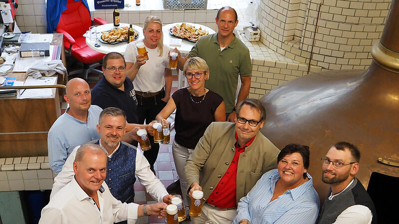Der Stadtsteinacher Stadtrat &uuml;berzeugte sich bei einer Verkostung von der Qualit&auml;t des Festbieres. Mit dabei die B&uuml;rgermeister Roland Wolfrum (Dritter von rechts) und Manuel Steinl (links daneben), Tourismus-Beauftragter J&ouml;rg Geyer (hinten links), sowie die Brauer Familie (vorne,von rechts) Mario Sch&uuml;bel, Andrea Sch&uuml;bel -M&uuml;nch und (links) J&uuml;rgen M&uuml;nch.