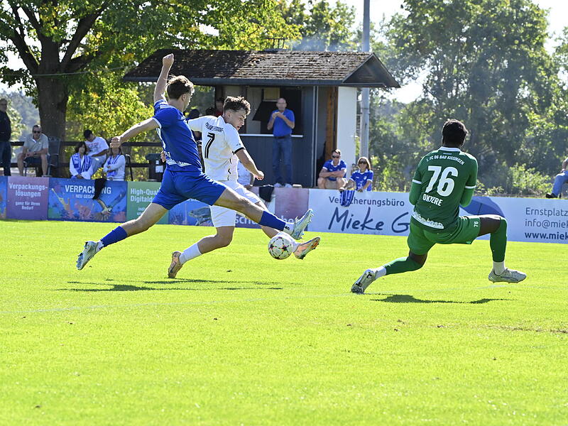 Florian Seiler verpasst hier gegen Max Albert und David Okyere das 2:0 f&uuml;r seine Ebersdorfer.