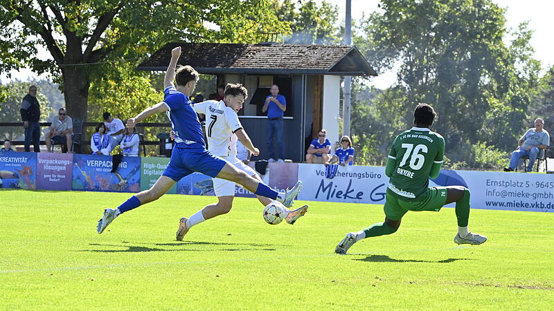 Florian Seiler verpasst hier gegen Max Albert und David Okyere das 2:0 f&uuml;r seine Ebersdorfer.