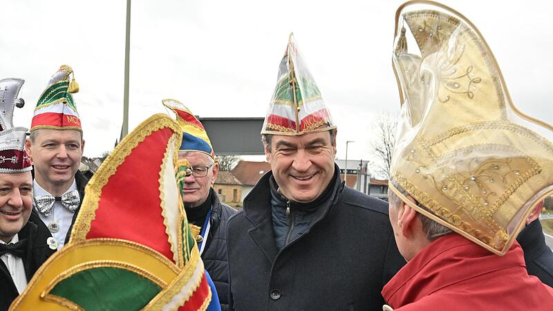 Bayerns Ministerpräsident Markus Söder war am Sonntag (19. Februar) beim Faschingsumzug in Memmelsdorf im Landkreis Bamberg dabei und fuhr dort auf einem Wagen mit.