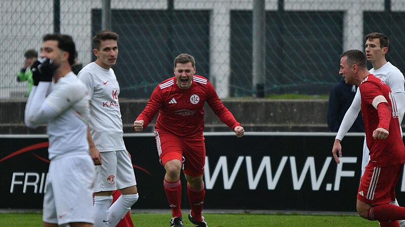 In der Nachspielzeit erzielen die Lichtenfelser (rote Trikots) noch den Ausgleich und lassen ihrer Freude freien Lauf, während die Gäste aus Unterfranken fassungslos sind.