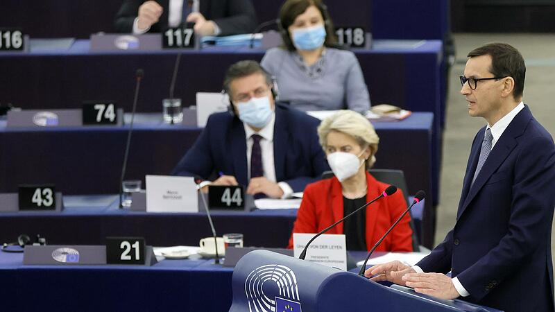 EU-Kommissionspräsidentin Ursula von der Leyen hört Polens Ministerpräsident Mateusz Morawiecki zu.