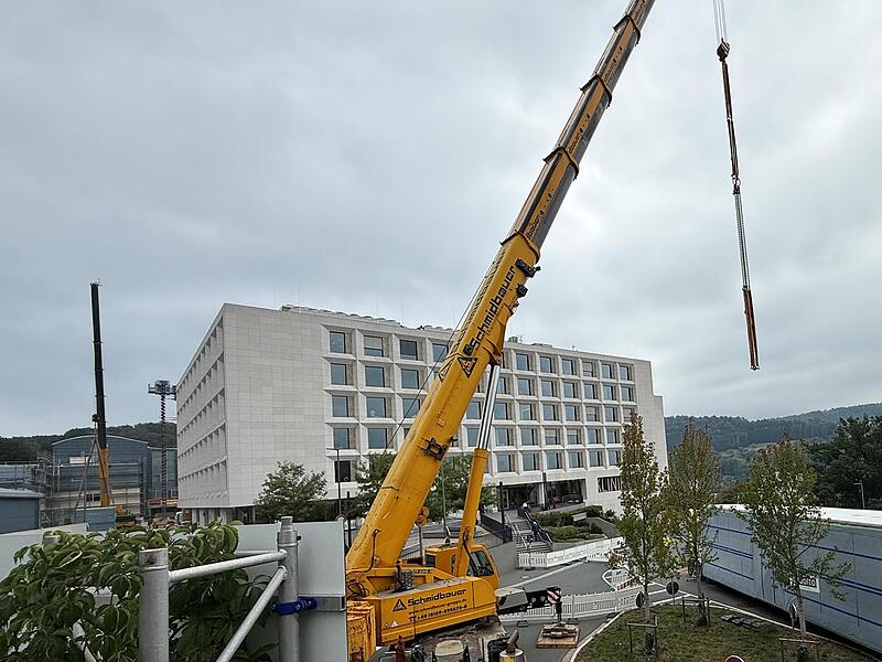 Zwei Kräne sind nötig, um die Module vom Wendekreis über die Baustelle aufs Dach zu kriegen. Zwei Kräne sind nötig, um die Module vom Wendekreis über die Baustelle aufs Dach zu kriegen.