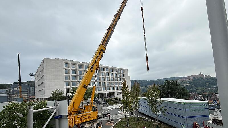 Zwei Kr&auml;ne sind n&ouml;tig, um die Module vom Wendekreis &uuml;ber die Baustelle aufs Dach zu kriegen.